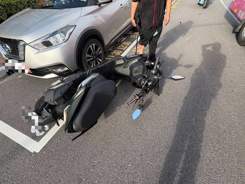 新北新店機車自行車碰撞 22歲騎士不治、86歲翁命危