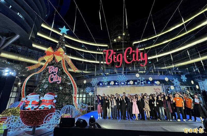 新竹巨城耶誕樹點燈 民眾擠爆會場