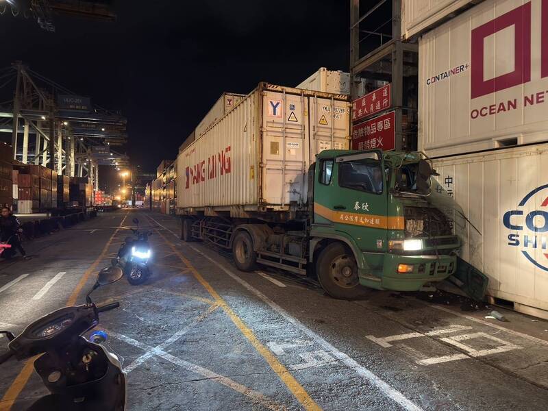 貨櫃車失控撞基隆港貨櫃 駕駛幸運脫困