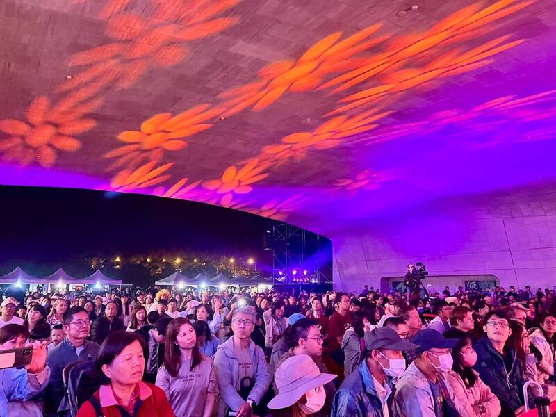 「日月潭花火音樂嘉年華」最終場! 蕯克斯風樂音下 絢麗煙火畫句點