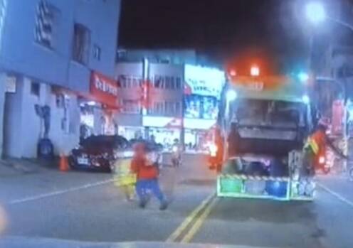 红色上衣的邱姓妇人倒完垃圾后，要穿越马路回去，与机车相撞。（取自《仁德生活圈》）