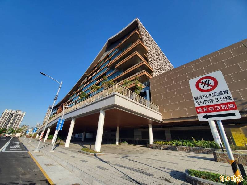 等了11年!高雄鳳山火車站終於有臨停接送區了