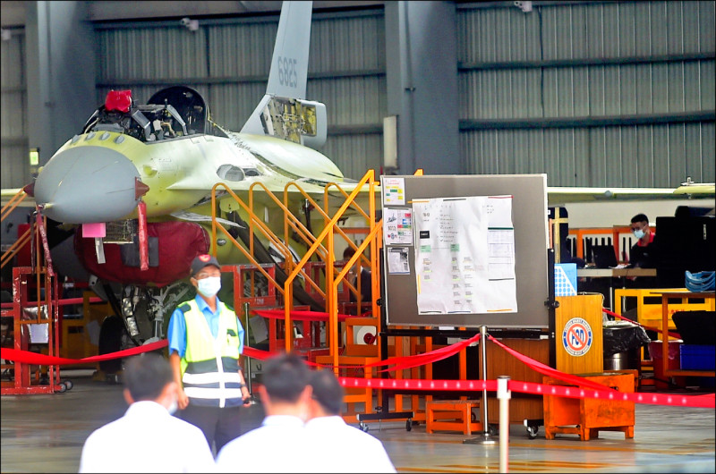 美國川普總統第二任期首度對台軍售，內容涵蓋F-16、C-130和IDF戰機等非標準零附件。圖為漢翔公司F-16維修棚廠。（資料照）