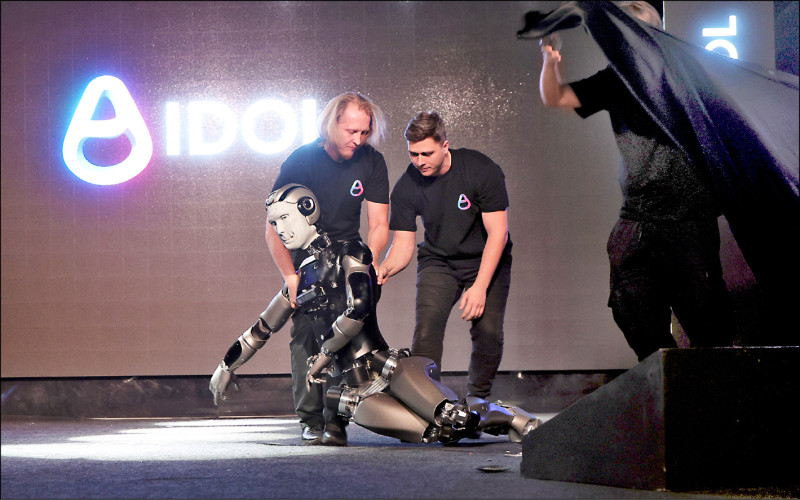 中英對照讀新聞》Russia’s first AI humanoid robot falls flat seconds after grand unveiling俄羅斯首個人工智慧人形機器人亮相數秒後跌倒