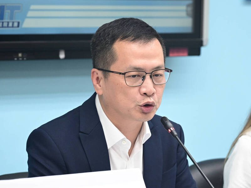 政院指總預算無法依財劃法調整 羅智強:退回重編才是正辦