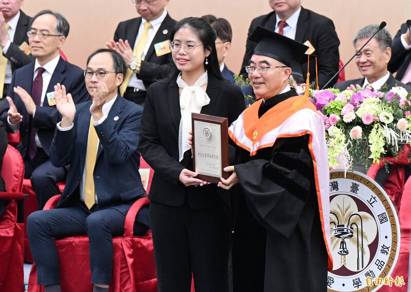 台大頒「學生社會奉獻特別獎」 爭取到2027世界藥學生年會由台灣主辦