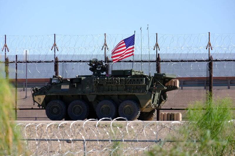 美国陆军部长德里斯科尔，批评大型国防承包商欺骗军方购买昂贵装备。（彭博）