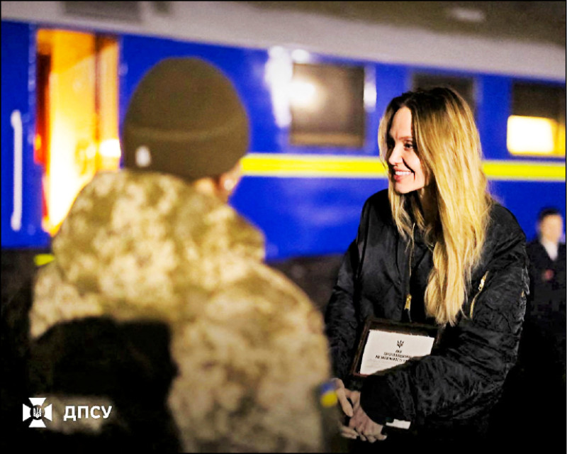 中英對照讀新聞》Angelina Jolie visits Ukraine’s frontline city Kherson安潔莉娜．裘莉訪問烏克蘭前線城市赫爾松