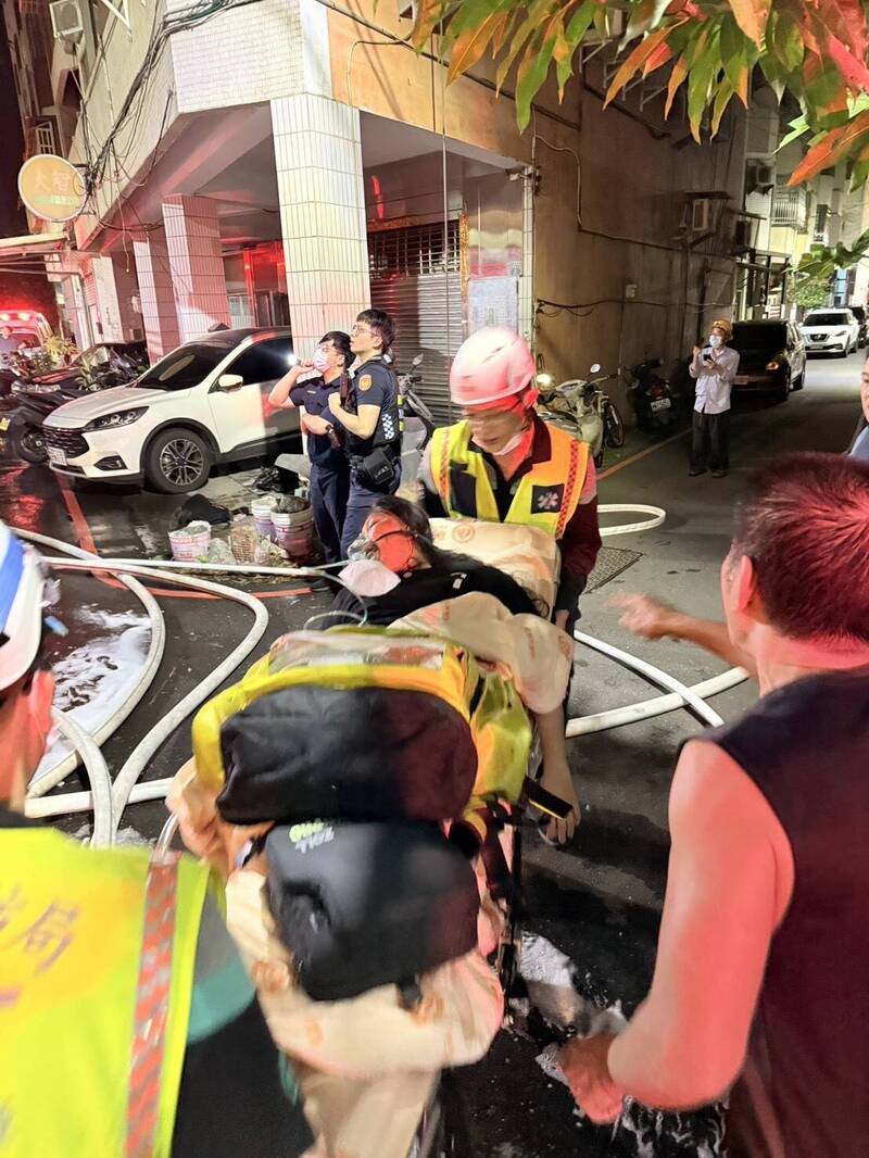 住户被浓烟呛伤送医。（图由消防局提供）