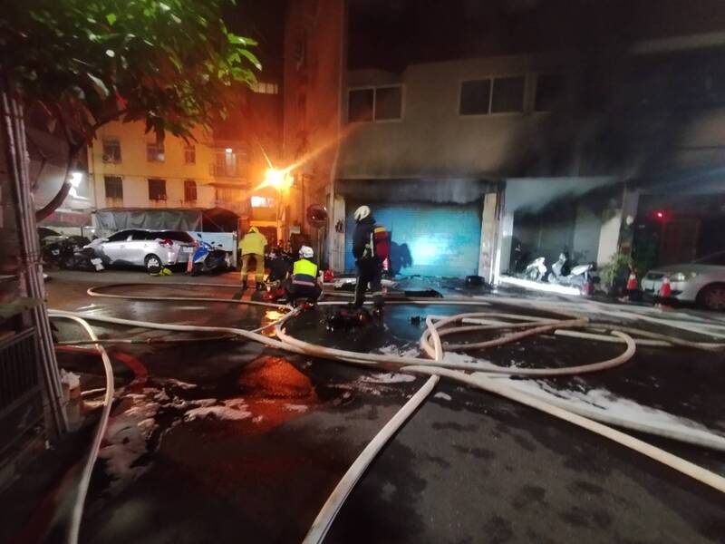 彰化市中华西路大楼火灾，消防员部署水线抢救。（图由林世贤提供）