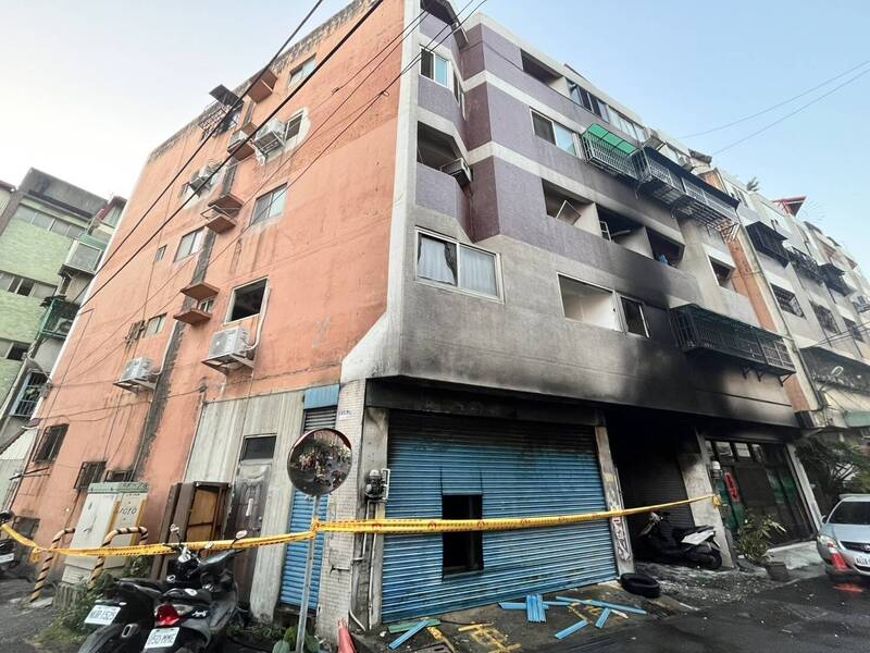 彰化市大樓暗夜狂燒!17名住戶睡夢中嗆傷被救出送醫