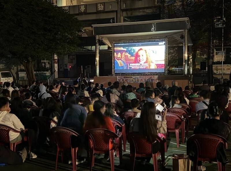 中市富春國小舉辦「露天電影院」 溫馨慶祝學校設立80周年