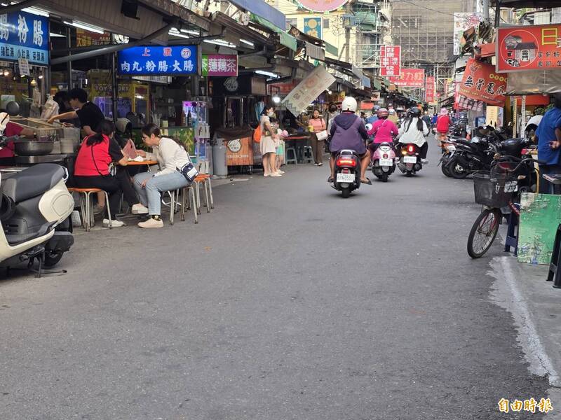 屏市民族夜市就在金泉里内。（记者叶永骞摄）
