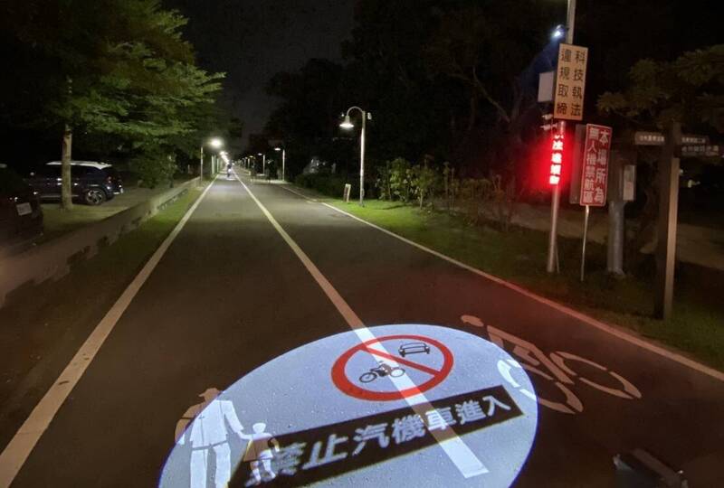 桃林鐵路導入智慧告警投射燈 入口處斗大「禁止汽機車進入」防誤闖