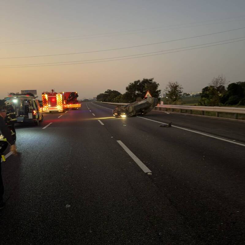 車輛失控自撞護欄翻覆 19歲男子遭拋飛橫死國道