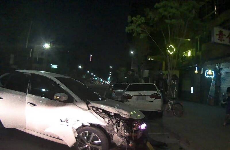 嘉市轎車擦撞路邊轎車橫停路中間 19歲女受傷送醫