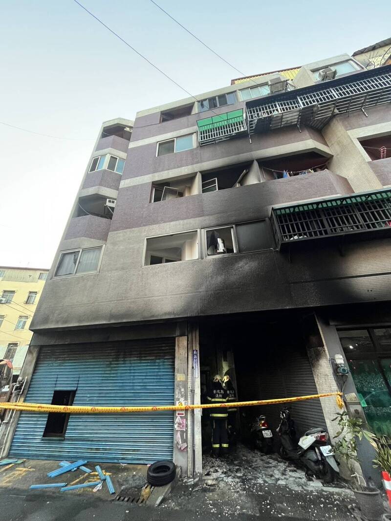 大楼被浓烟熏黑，1楼入口处疑的机车疑为起火点。（图由消防局提供）