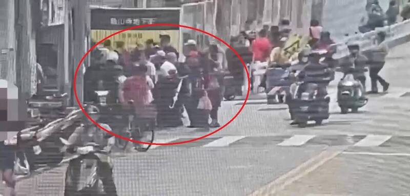 黄男当时找来4名同伙，在龙山寺附近摆摊买个资。（记者王冠仁翻摄）