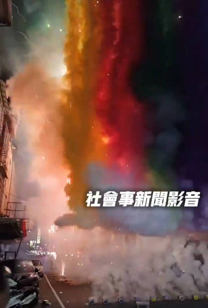 廟會誇張彩雲煙火釀空污 高雄環保局:最重可罰10萬