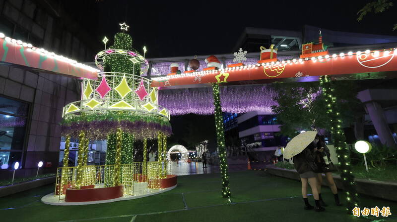 驚!耶誕城小火車變火燒車 新北觀旅局:疑有人丟異物釀禍