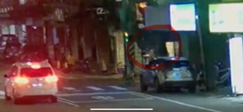 图为情侣违规画面。（记者吴仁捷翻摄）