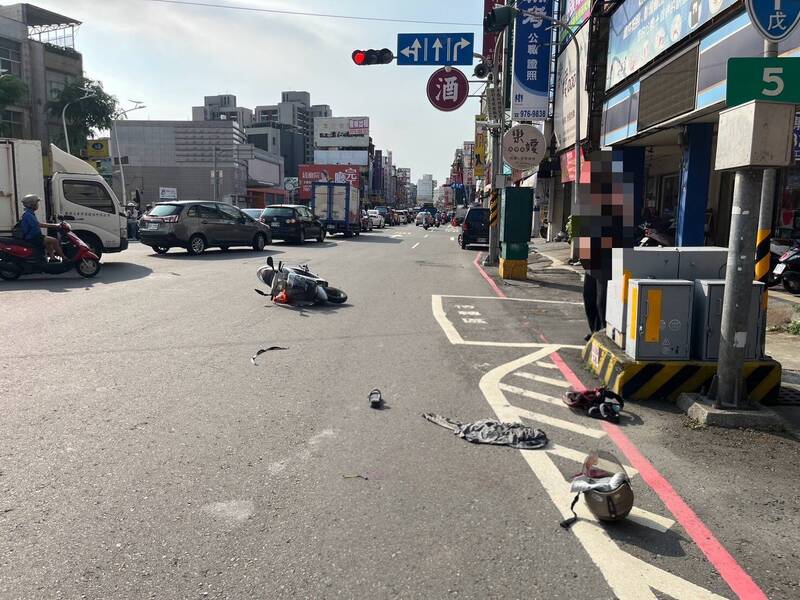 婦閃車擦撞倒地昏迷送醫未脫險 警追緝肇逃男