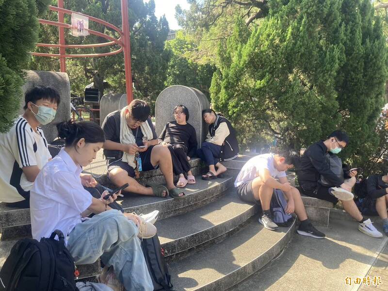 台大傅鐘前聚集數百人 大氣系學生「雞排加珍奶」打賭爽約收場