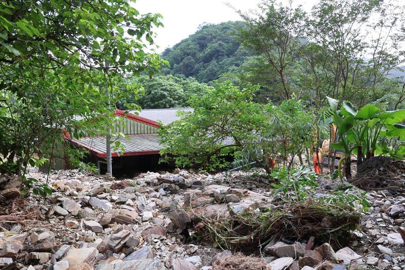 蘇澳永春里鳳凰受災戶土石堆積半層樓高 清理4天仍未清完