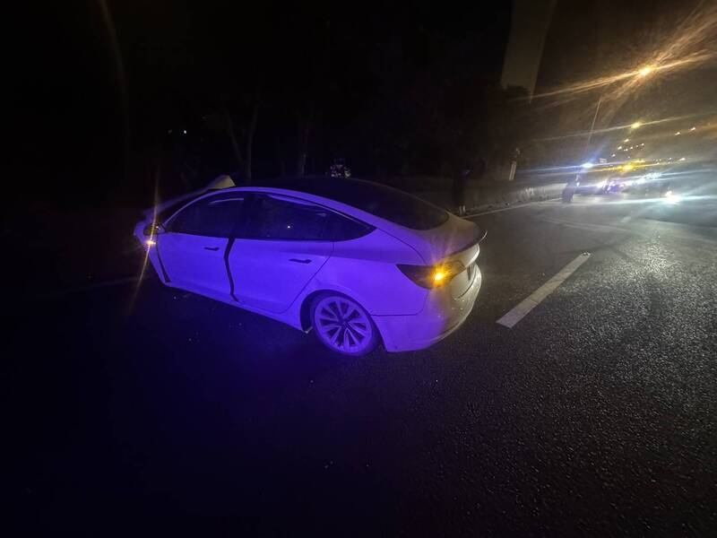 疑疲勞駕駛 特斯拉國一桃園南崁段失控撞護欄衝入匝道