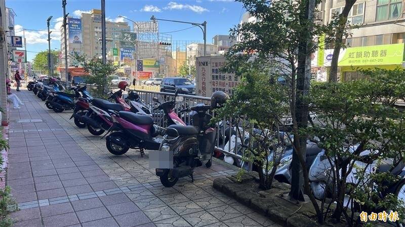 苗栗頭份試辦人行道開放停機車 公告上路前勿違規停放