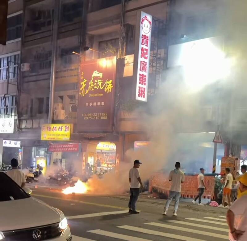 鞭炮炸街！ 台南美食城遊客「狂吃煙」 網友諷：吸好吸滿