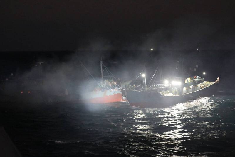 中國漁船台北港外海失火 海巡新竹艦消防水柱滅火人道救援