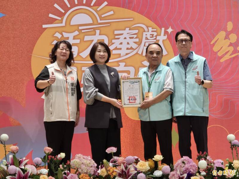 縣長周春米表揚優秀志工。（記者葉永騫攝）