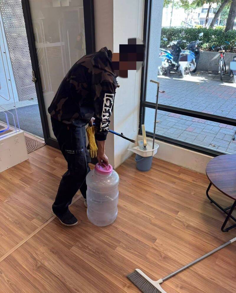 台中消防局通知农业局委外厂商前来处理，顺利在墙角捕获长达40、50公分的眼镜蛇，将这只「凶手」带回依相关程序处理。（民众提供）