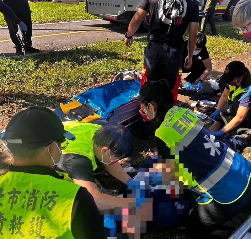 重陽橋堤外老翁疑運動昏倒倒臥河畔 送醫救回一命