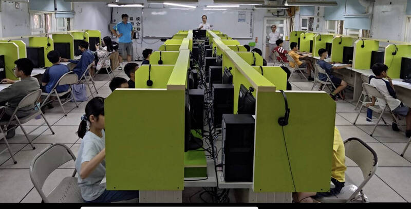 北高雄英數與AI科技競賽激發學生潛能 180名學童參賽