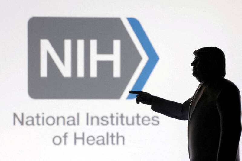 今年4月拍摄的美国总统川普的3D列印模型与美国国家卫生研究院（NIH）的标志。（路透档案照）