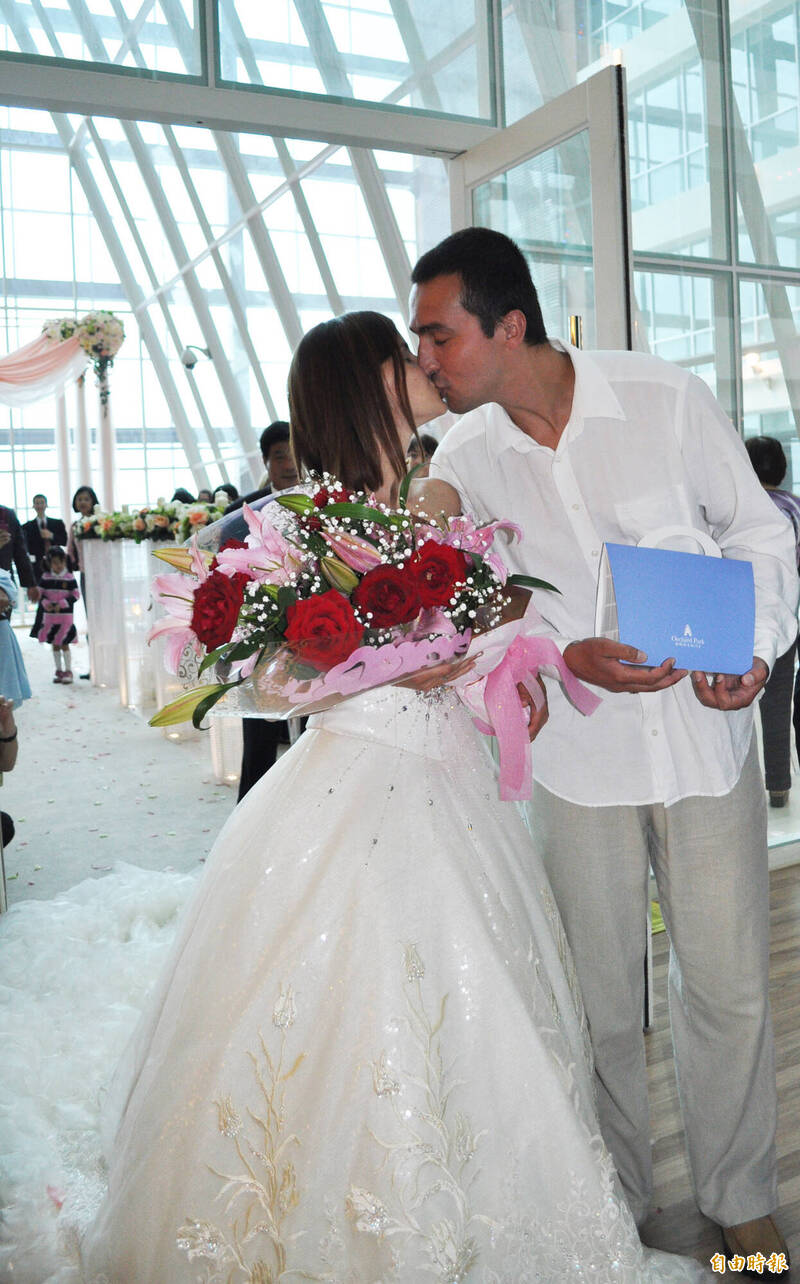 3兒不「婚頭」拚事業薪水全上繳 老董父心急:娶妻還本帶利加新房