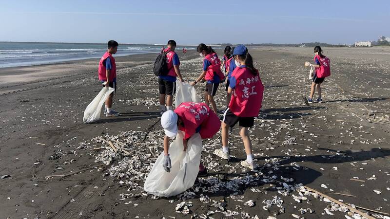 以行動守護海岸環境 台南瀛海中學學生淨灘持續10餘年