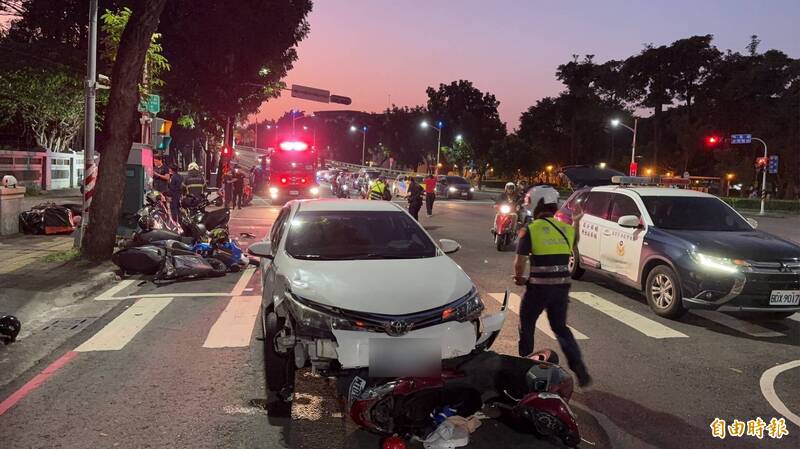 夜驚魂!高雄7旬翁下橋違規右轉 殃及8機車釀9人受傷送醫