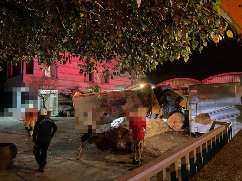 高雄吊臂掛原木滑落 砸翻大貨車壓死工人