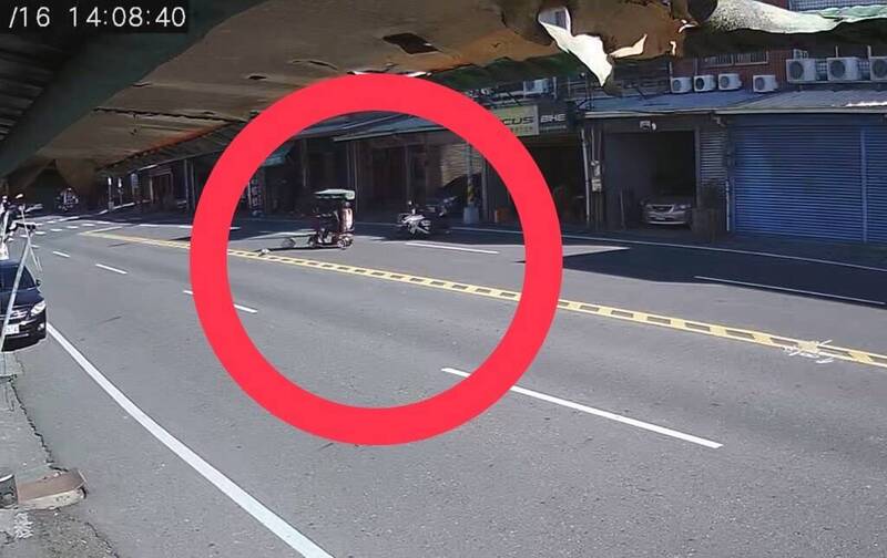 危險！電動代步車斜切過馬路 機車騎士閃避不及撞上輕傷