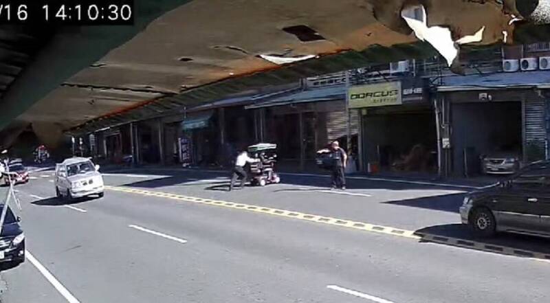 附近民众协助指挥交通，有人则负责把电动代步车推到路边。（陈姓民众提供）