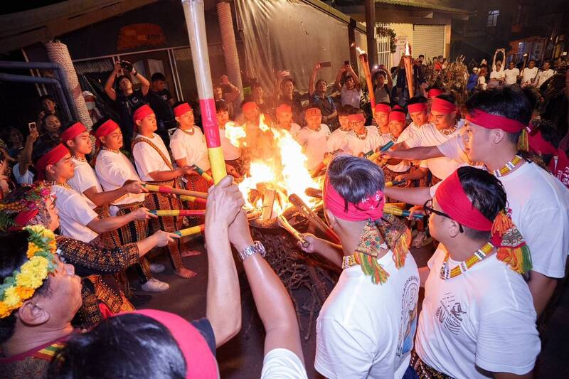 青年會領聖火開道！高雄茂林多納部落黑米祭登場