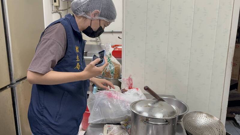 徒手摸麵恐交叉污染高市衛局稽查 麵店多項缺失限期改善