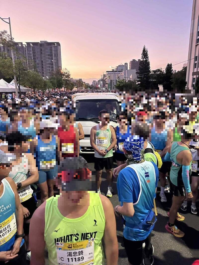 新竹城市馬拉松驚見貨車闖賽道 議員轟市府:拿跑者安全來賭博