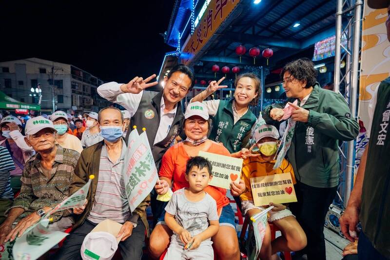 林俊憲成立西港後援會 風災戶舉牌「謝謝俊憲叔叔幫我 來幫你加油」