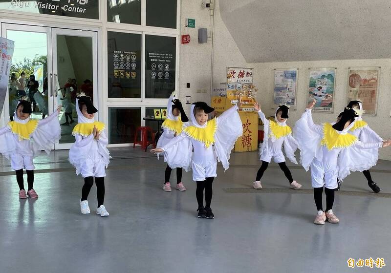 吹糖剪紙鋁罐都可以!黑面琵鷺文創藝術 台南七股遊客中心展出