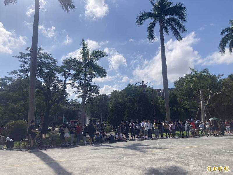 賭颱風假承諾發雞排引人潮 台大:不鼓勵此類活動