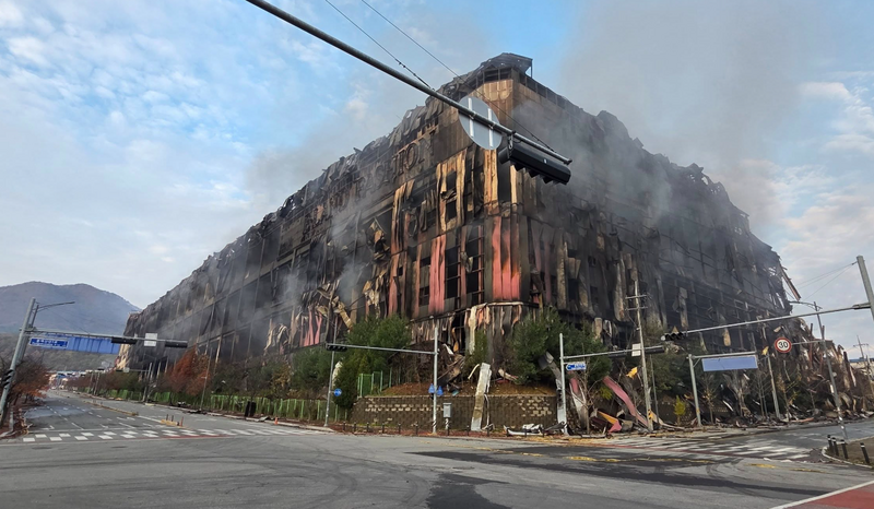 慘況曝光!南韓衣戀集團物流中心燒成廢墟 大量貨物遭焚毀